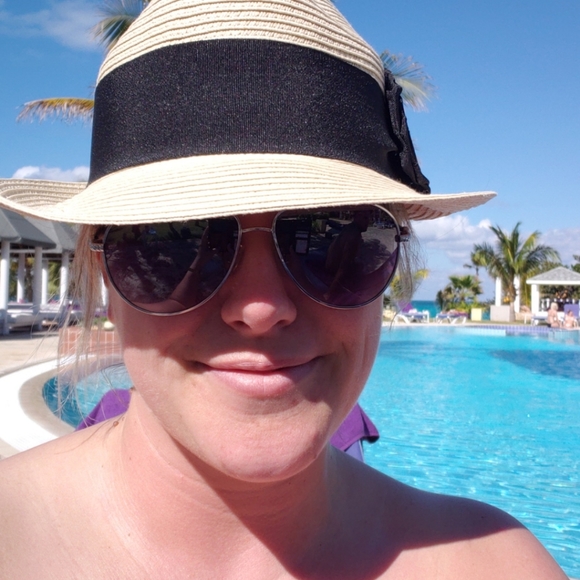 Meet your Posher, Amanda - Picture 1 of 1